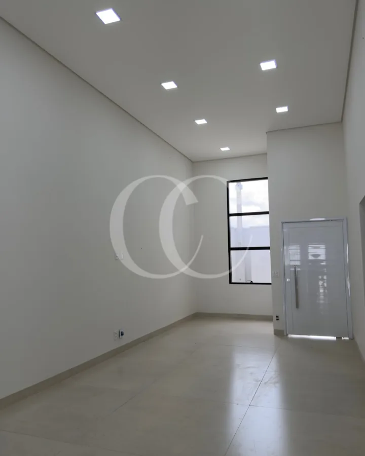 Sala de estar com janela alta e porta de entrada — Residencial Sport Lírio dos Vales
